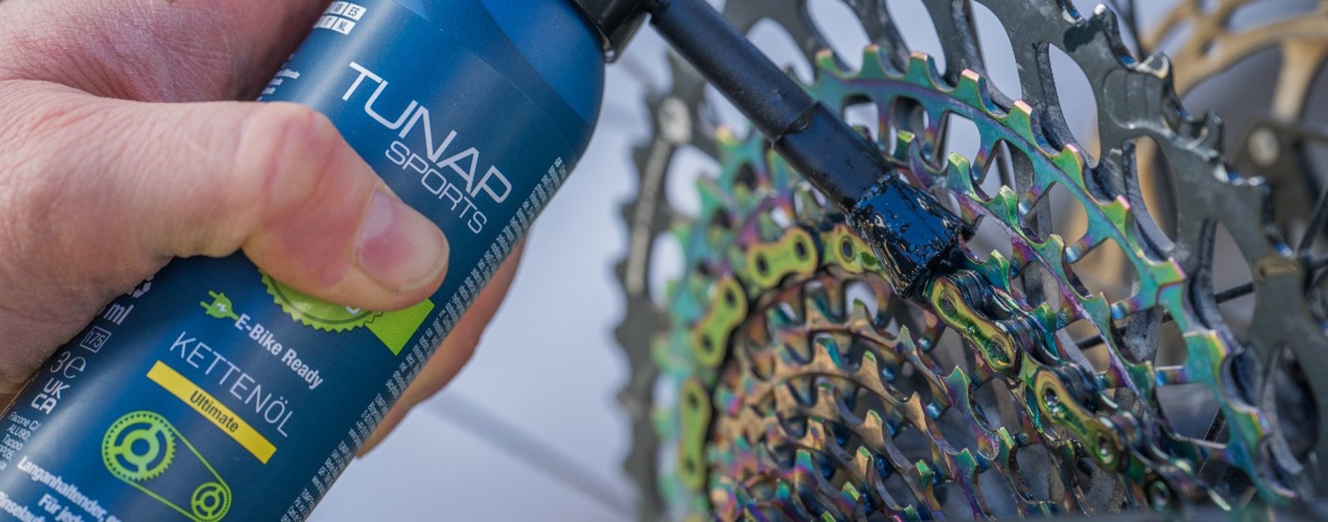 The Test Winner Gets Even Better: Our Ultimate Chain Oil is Now Available as a Practical Spray