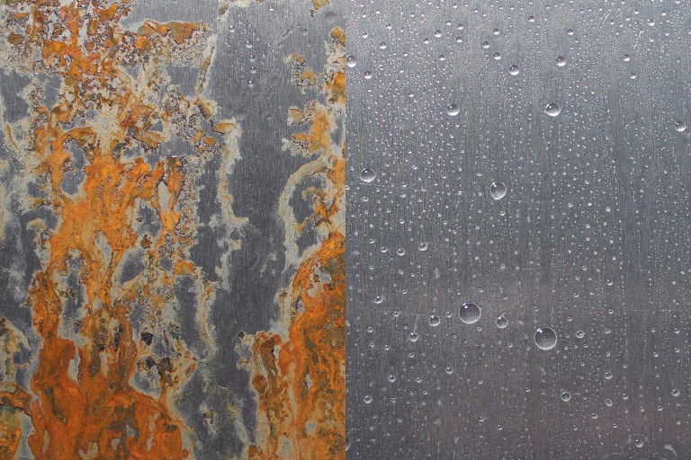 Korrosionschutz Aluminum plate corroded one half, the other treated with protective varnish against corrosion