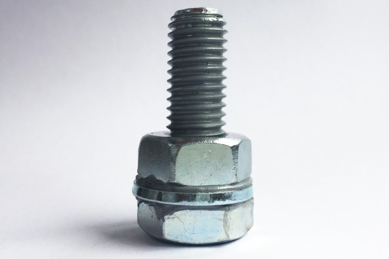 Inerte Fluorcarbonfette Schraubenmutter und Schraube geschmiert mit grauer Paste