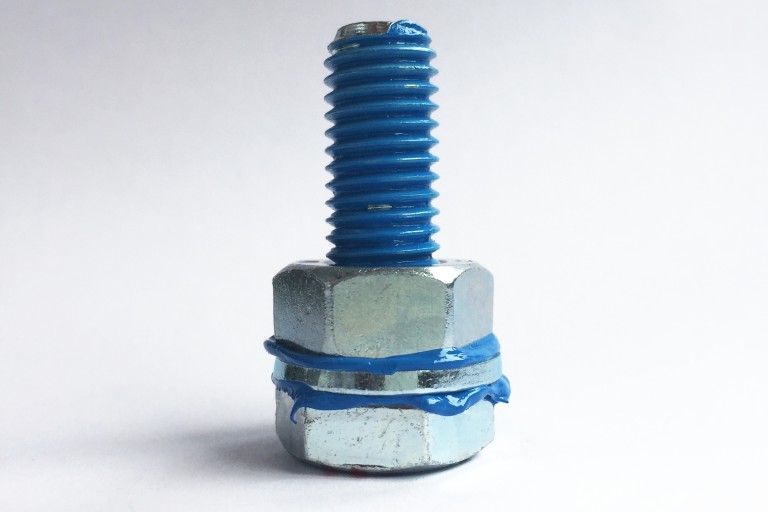 Inerte Fluorcarbonfette Schraubenmutter und Schraube geschmiert mit blauer Paste