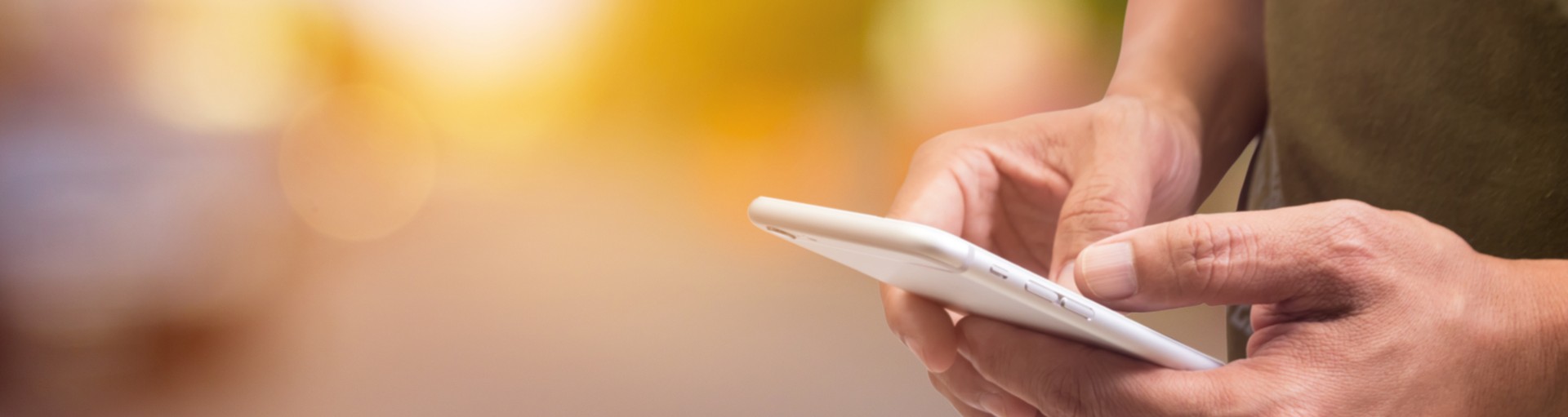 Zwei Hände, die ein Smartphone nutzen